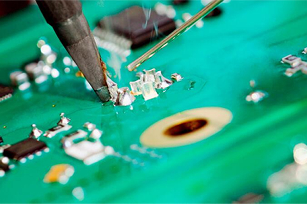 What should be paid attention to in manual soldering?